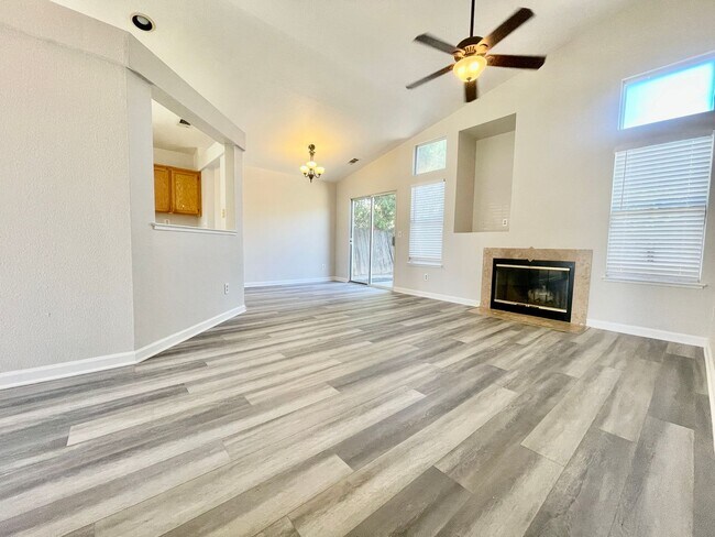 Building Photo - Move in ready 3bed / 2bath ! Don't miss th...
