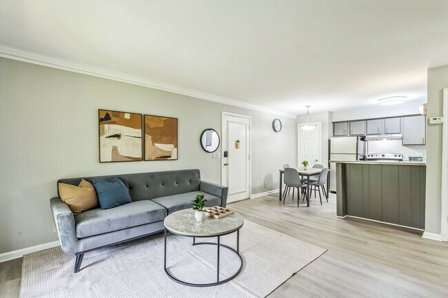 Foto del edificio - 400 Adamwood Dr