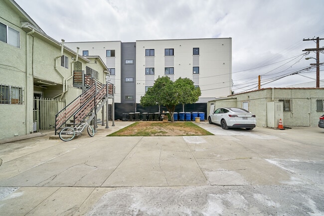 Building Photo - 1331 W 37th Dr