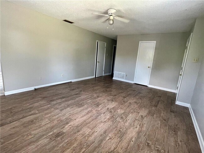 Building Photo - 880 Trailwood Dr W