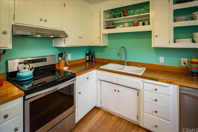 Foto del edificio - Nicely Updated Condo with Private Back Yard