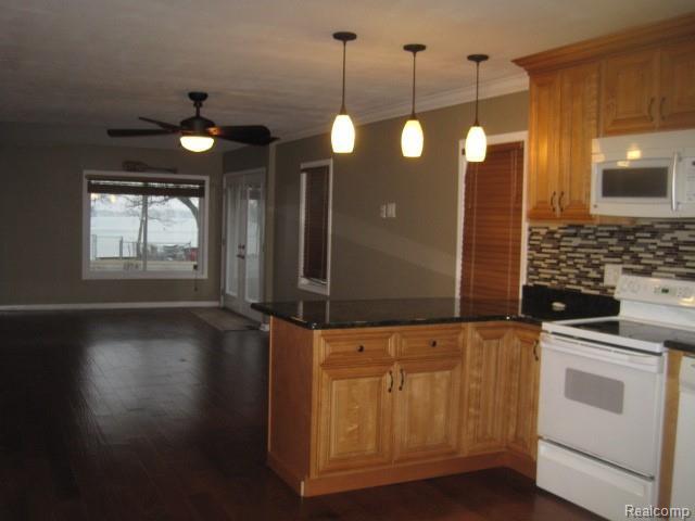 Building Photo - 901 S Lake Dr