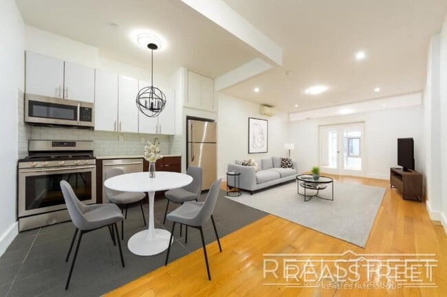 Building Photo - LUXURY 1 BED LOFT in Queens!