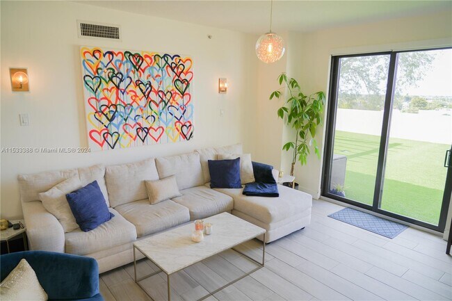 Foto del edificio - 8430 SW 8th St