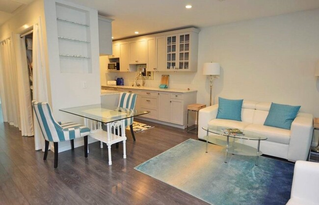 Foto del edificio - Gorgeous, Fully Furnished 1 Bedroom Condo