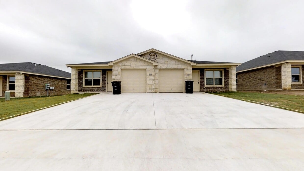 Foto principal - ALL TILE LUXURY DUPLEX IN KILLEEN CLOSE TO FORT HOOD ONLY $1395!!!!