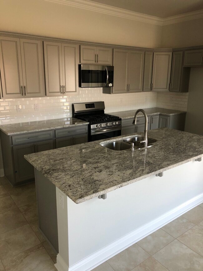 Foto del edificio - 345 Lake Breeze Dr