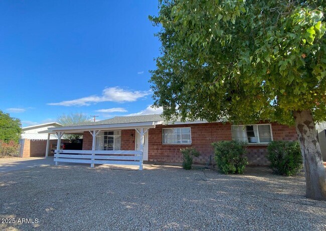 Foto del edificio - 8526 E Pinchot Ave