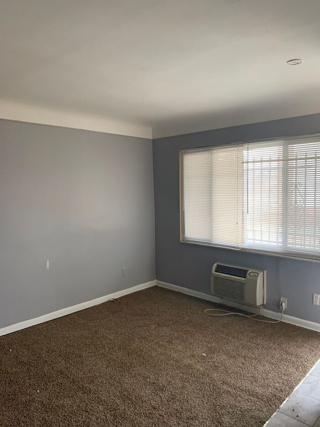 Building Photo - Beautifully updated - Close to Freeways- S...