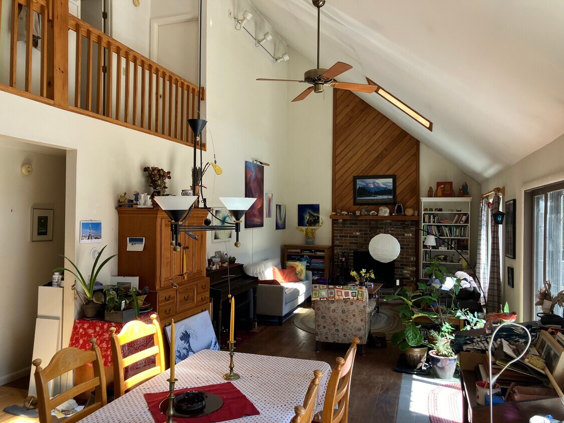 Great room with 19 foot vaulted ceiling - 57 Stone Ledge Rd