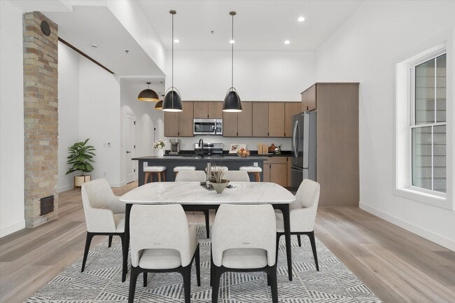 Building Photo - 308 Oak St