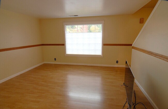 Building Photo - Nice home close to schools, shopping, and ...