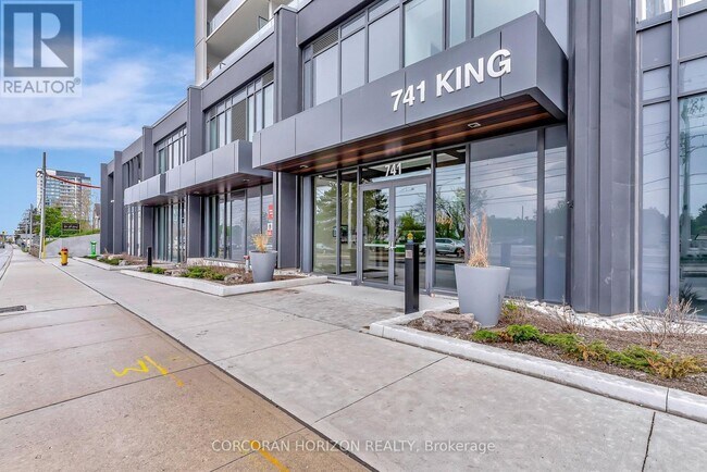 Photo du bâtiment - 741 King St W