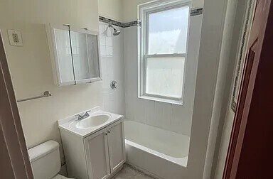 Building Photo - 245 Kelton St