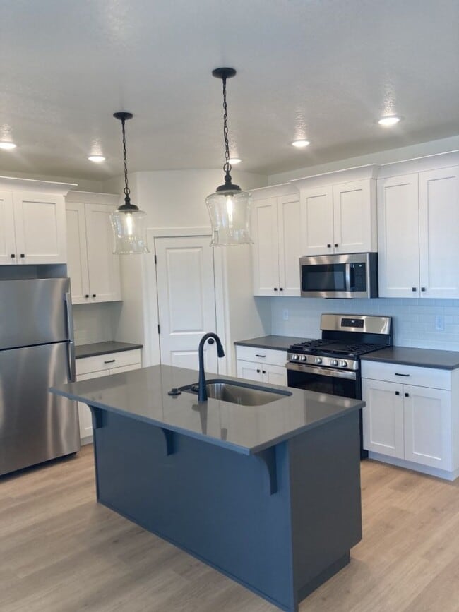 Building Photo - Move-In Discount - 3 Bed - 2.5 Bath, Brand...