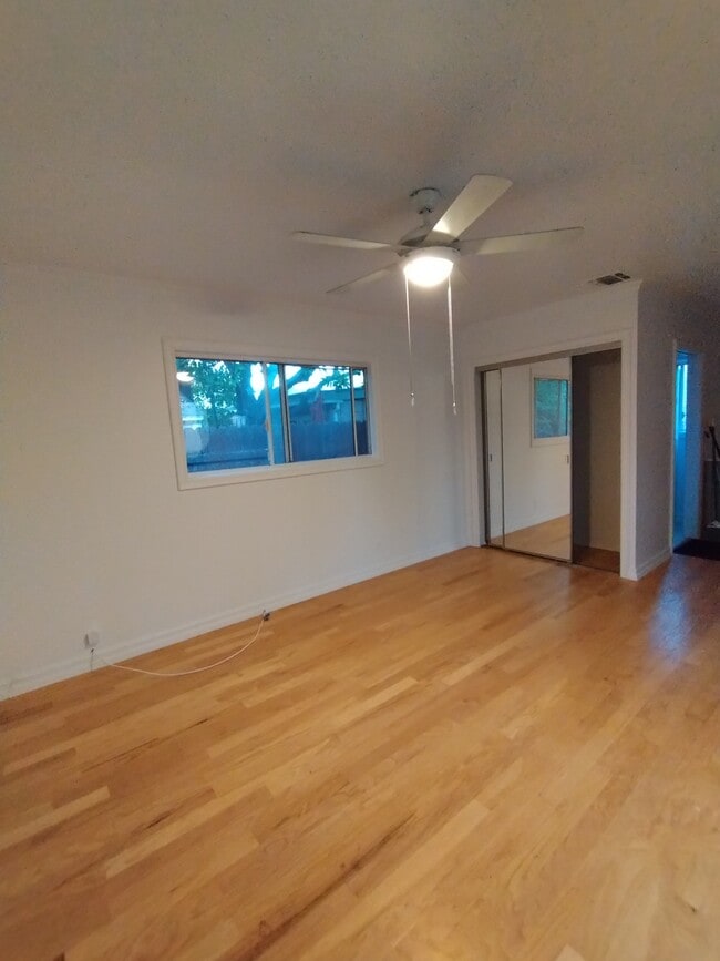 Foto del edificio - 6943 Balcom Ave