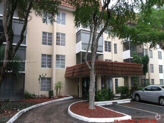 Building Photo - 4154 Inverrary Dr