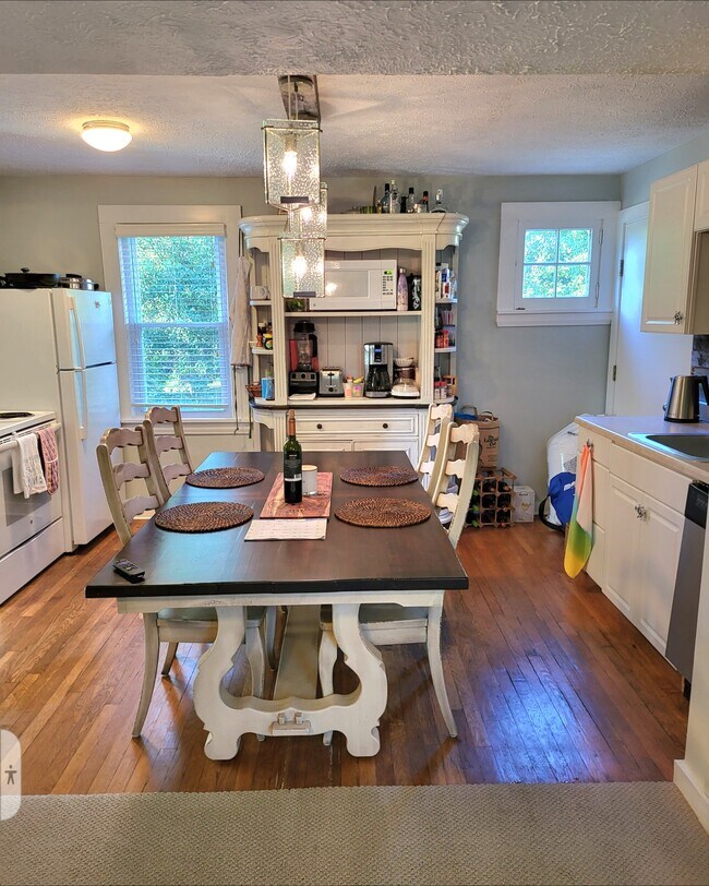 Newly Renovated Kitchen with Margarita Machine & Espresso Machine, expandable table & additional cha - 30 Ravenna St