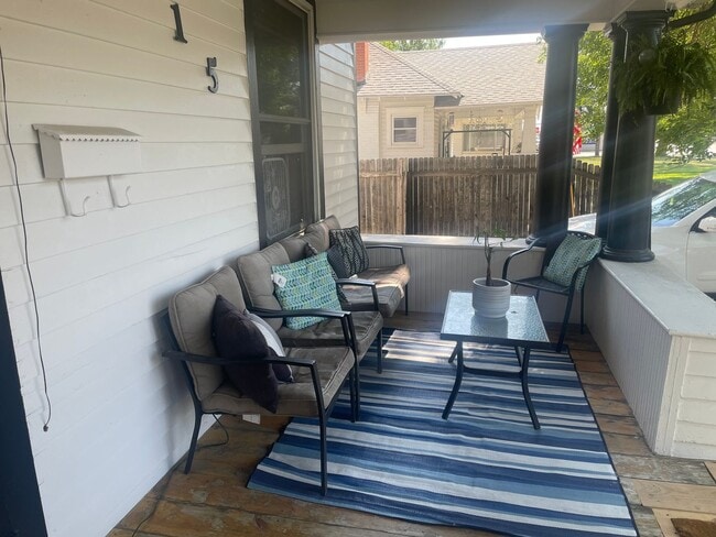 Building Photo - Large Single Family Residence for Rent!