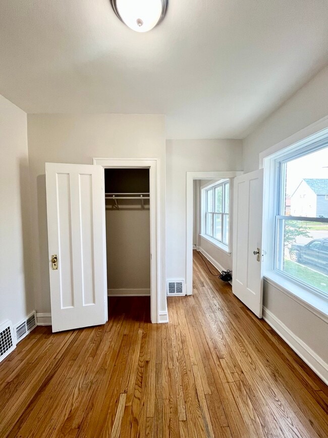 Building Photo - 4958 W Dickens Ave