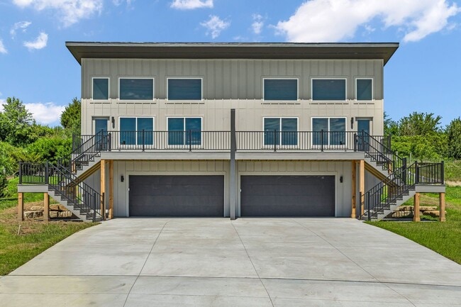 Building Photo - 2900 SW Villa W Dr