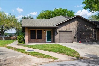 Building Photo - 15 Camelot Dr