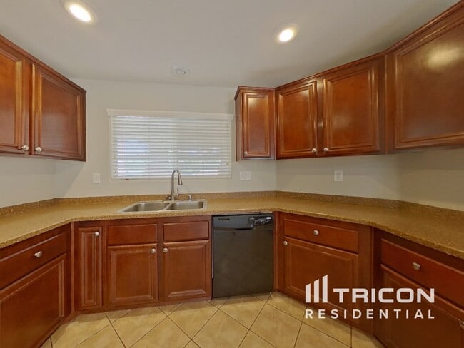 Building Photo - 2425 Cockatoo Dr
