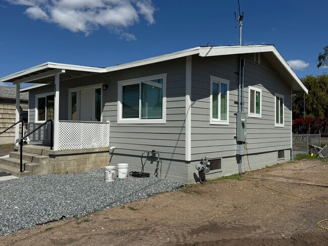 Foto del edificio - FULLY REMODELED 2BR/1BA home w/ parking an...
