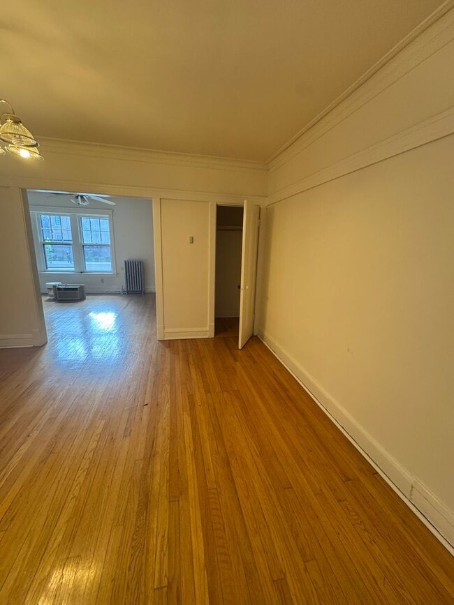 Building Photo - Lovely and Very Large Ravenswood Manor 1 B...