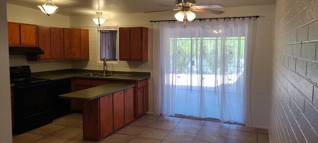 Cocina - 1375 E Louisiana Dr