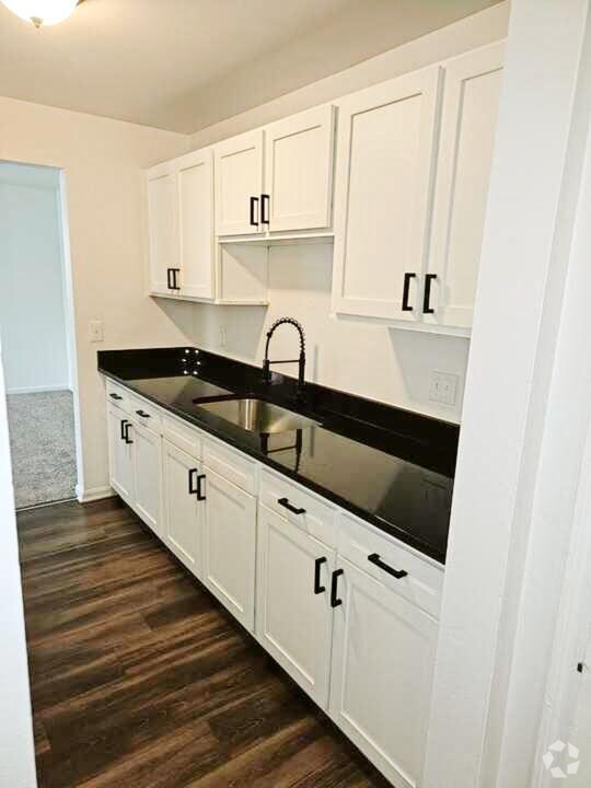 Building Photo - 5856 Highview Dr