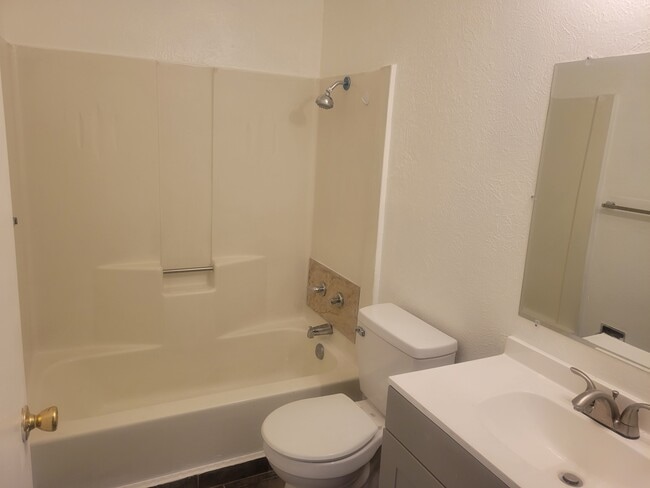 Foto del edificio - 12616 Copper Ave NE