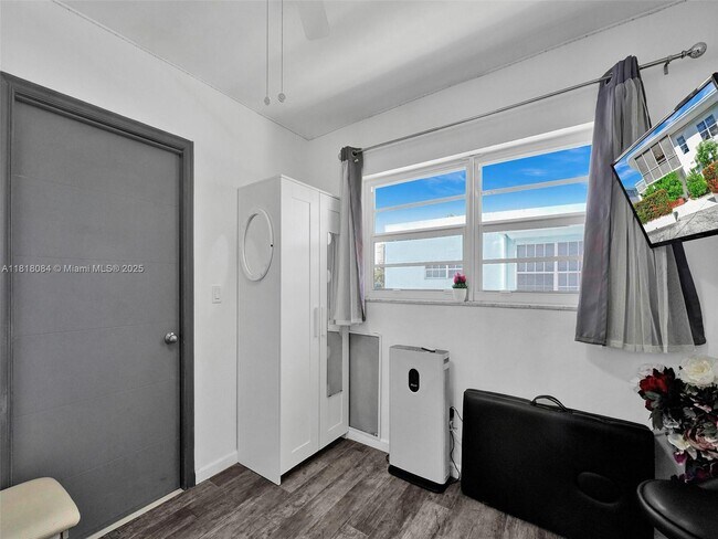 Foto del edificio - 2858 Pine Tree Dr