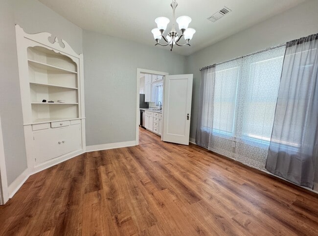 Building Photo - 909 W Main St