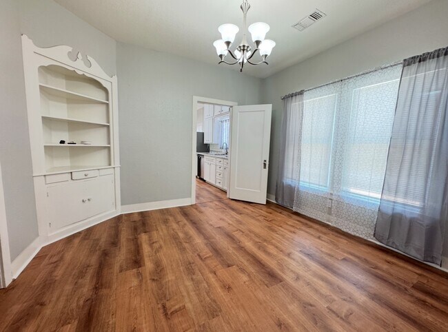 Foto del edificio - 909 W Main St