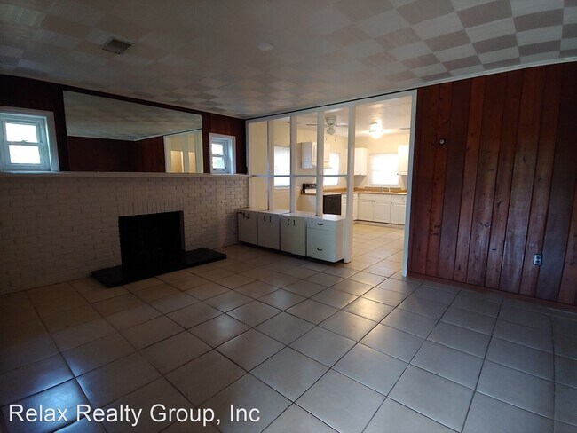 Building Photo - 2110 Palm Terrace
