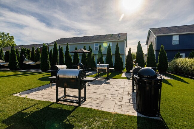 Patio con zona de barbacoa - The Row Apartment Homes, cerca de Mizzou - The Row