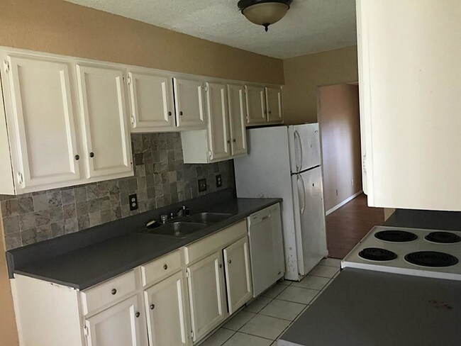 Building Photo - 2428 Miramar Ct