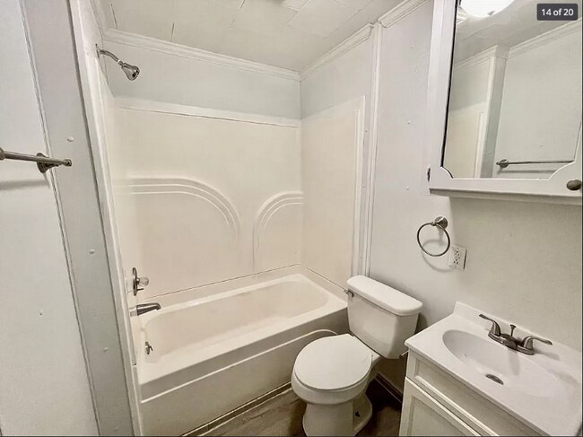 Foto del edificio - 721 E Morehead St