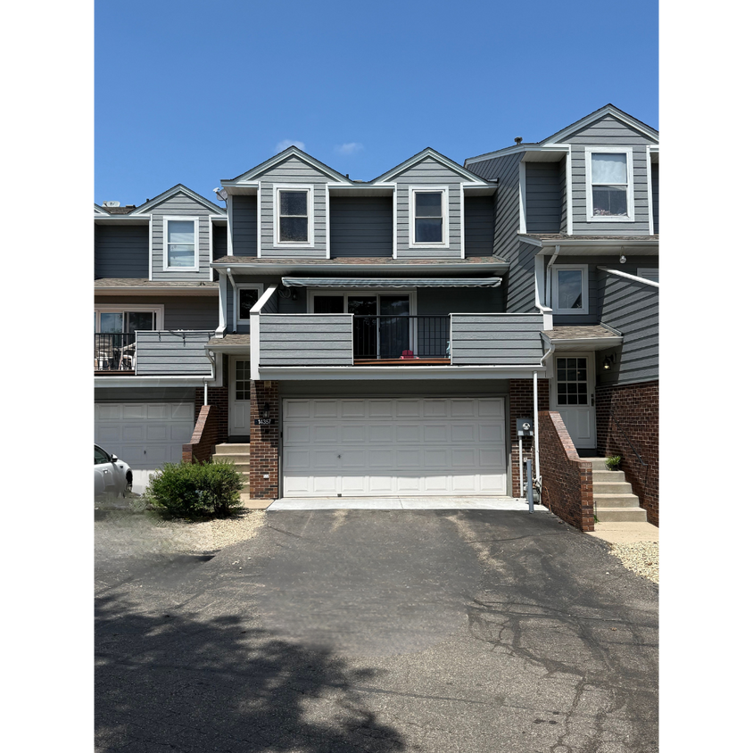 Primary Photo - Updated 2 Bed, 2.5 Bath Apple Valley Townh...