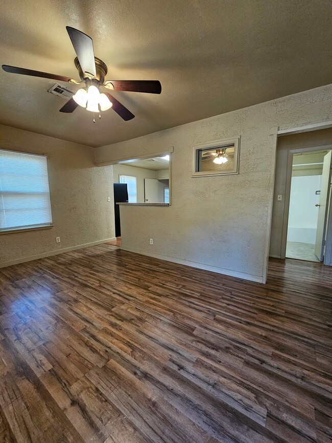 Foto del edificio - (2) Bed/(1) Bath w/ (2) Living Areas + Uti...