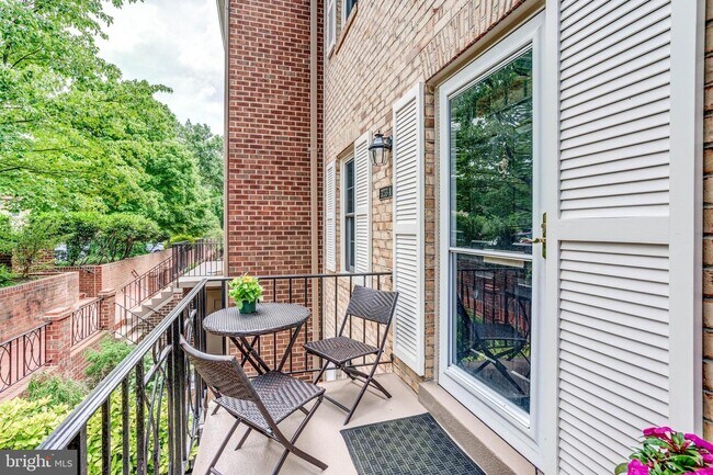 Foto del edificio - 3233 Sutton Pl NW