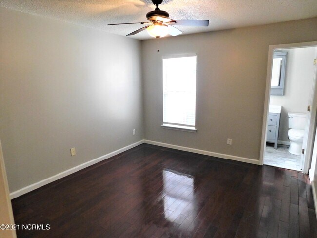Foto del edificio - 100 Meadowbrook Ln