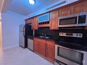 Building Photo - 2880 Pine Tree Dr