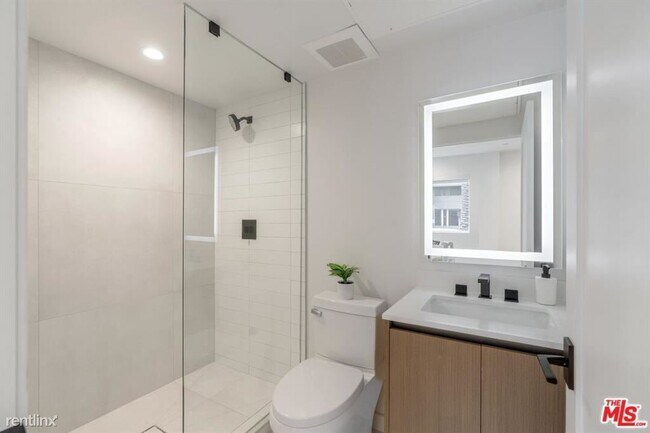 Building Photo - 3 br, 3.5 bath Townhome - 7152 Willoughby ...