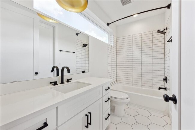 Foto del edificio - 5413 Blue Bird Ln