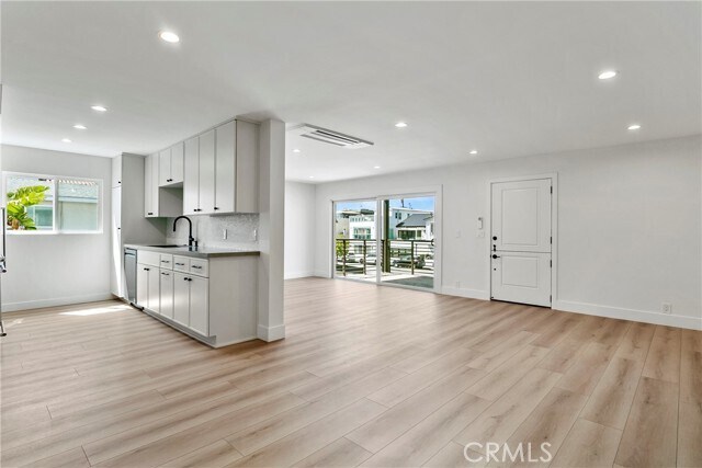 Building Photo - 913 E Balboa Blvd
