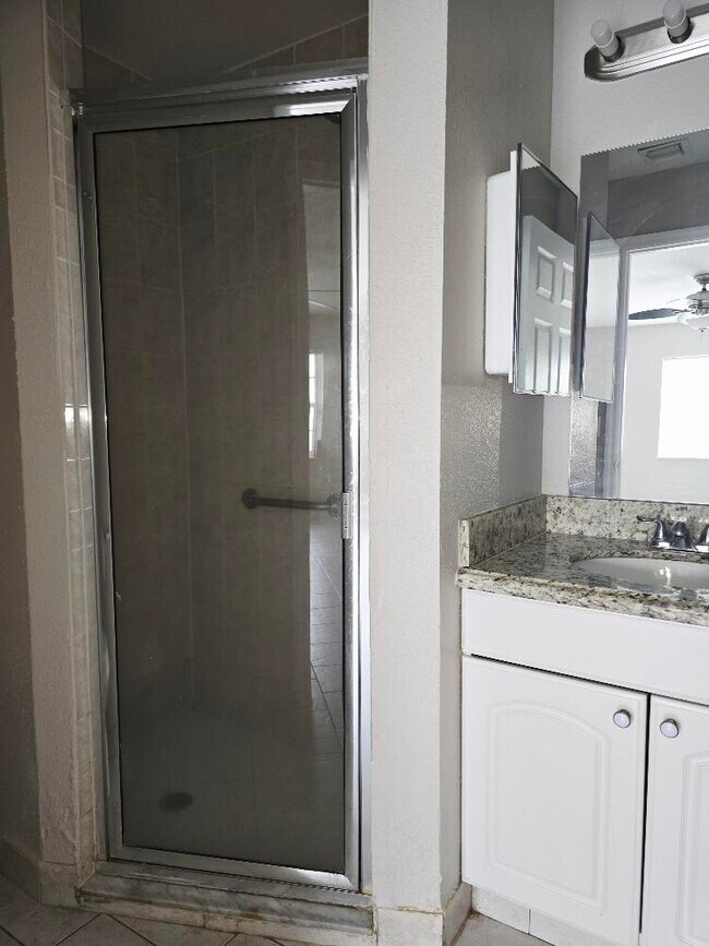 Foto del edificio - 1406 White Pine Dr