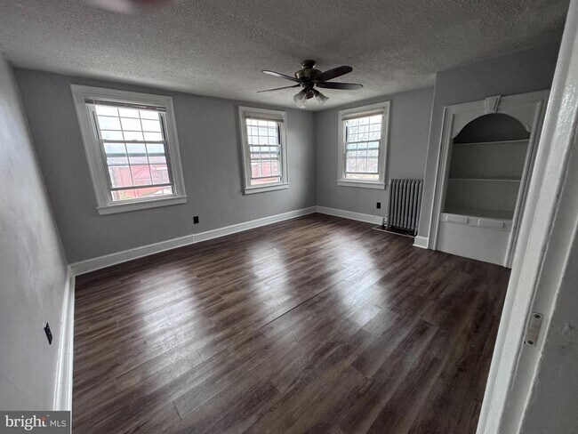 Building Photo - 25 E Main St