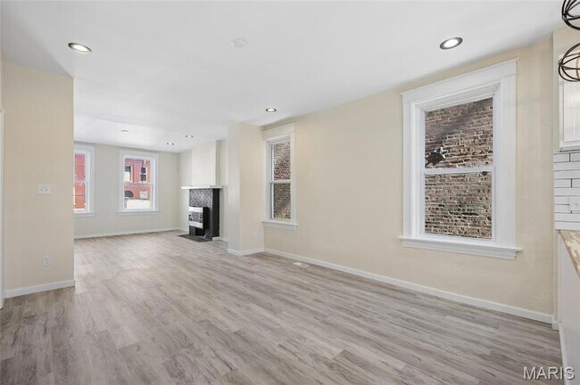 Foto del edificio - 816 McLaran Ave